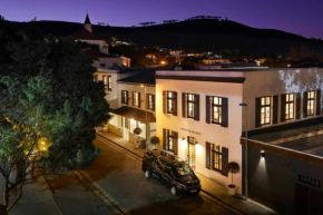 More Quarters Hotel